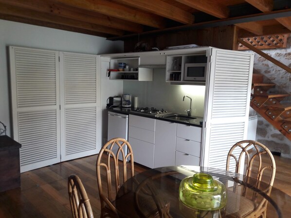 Fridge, microwave, stovetop, coffee/tea maker