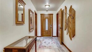 A hallway with a wooden door, a mirror, and a wooden bench. - Mountain Comfortable Colorado Lodging in Frisco CO - Sleeps 8 - 1 block off Main (Frisco)