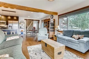 Smart TV, caminetto, libri, impianto stereo