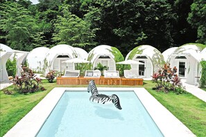 Piscina all'aperto, ombrelloni da piscina, lettini