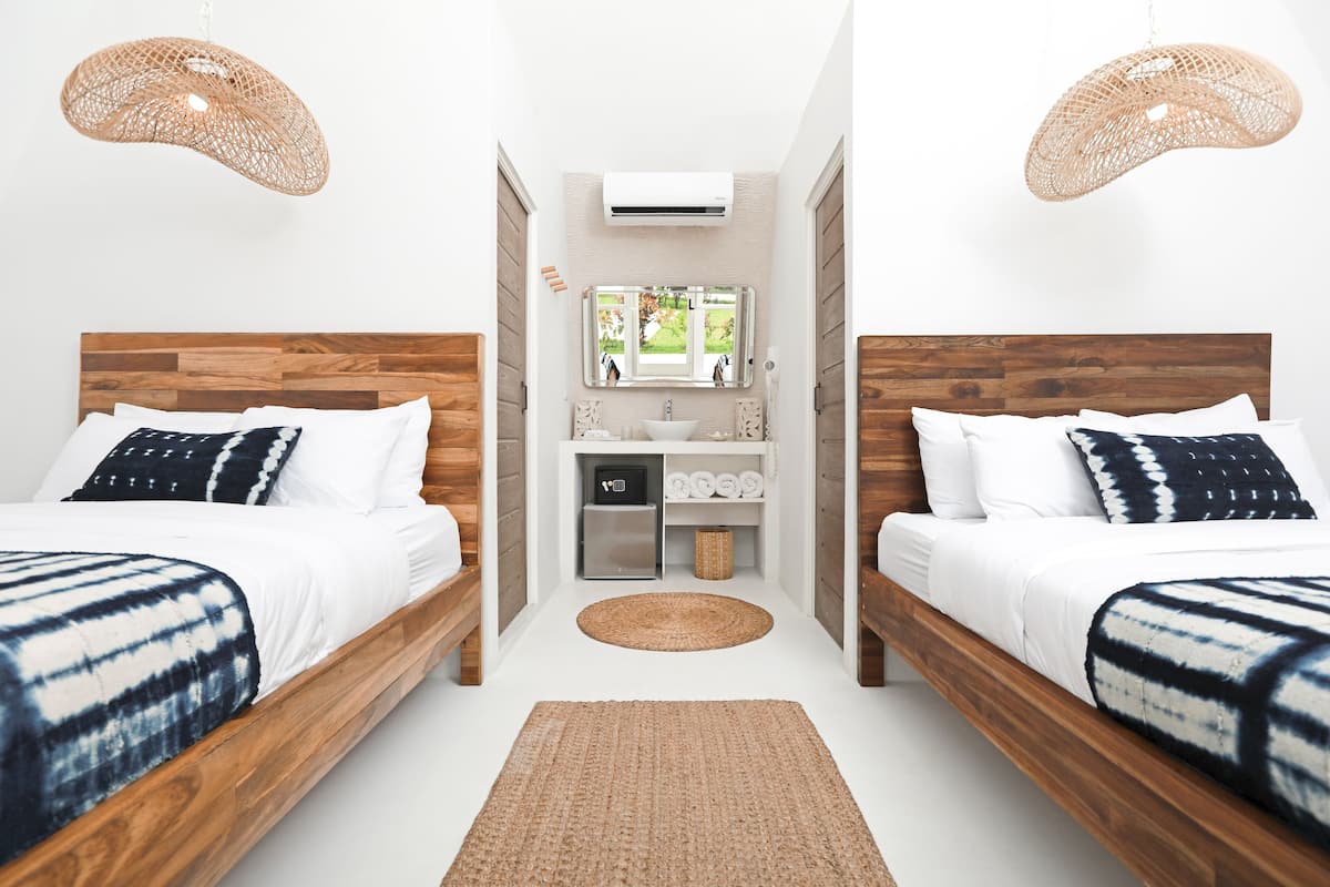 Habitación cuádruple | Ropa de cama de alta calidad y edredones de plumas