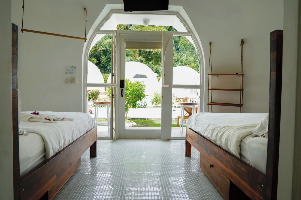 Habitación doble | Ropa de cama de alta calidad y edredones de plumas