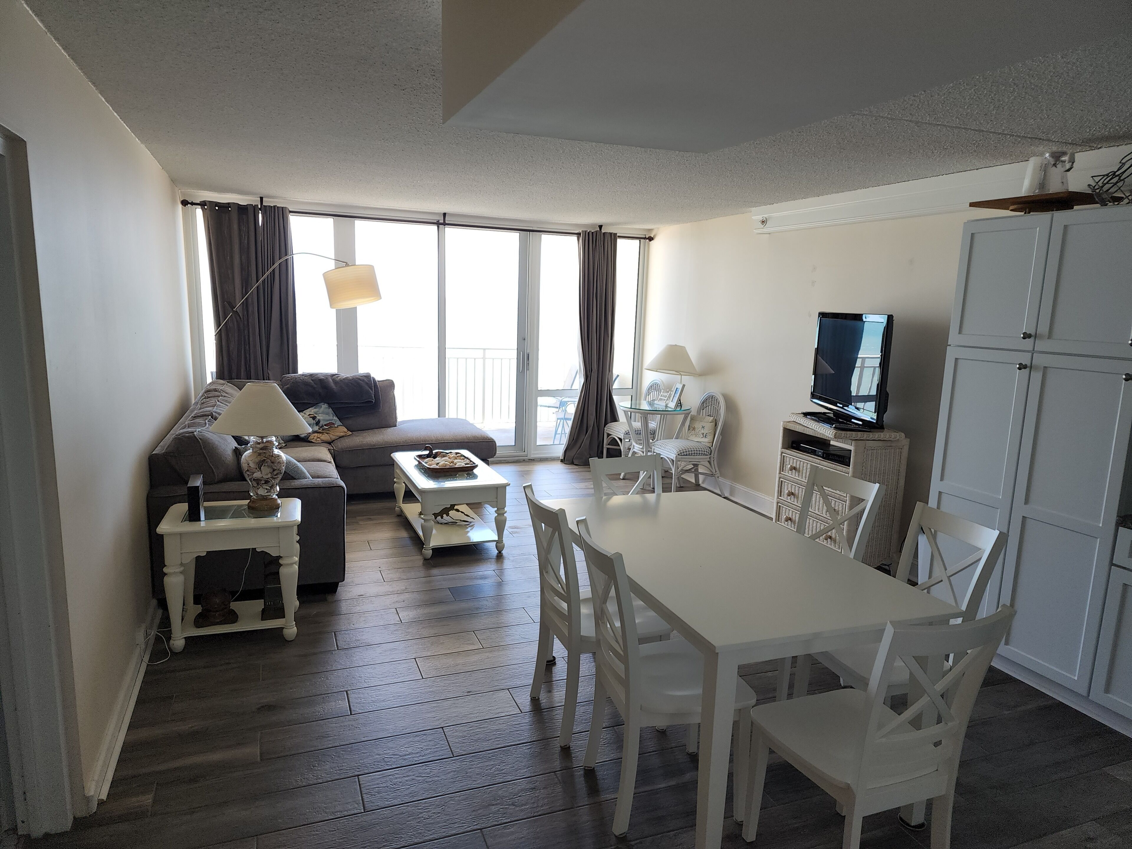 Fernseher, DVD-Player, Tischtennisplatte