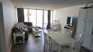 Fernseher, DVD-Player, Tischtennisplatte