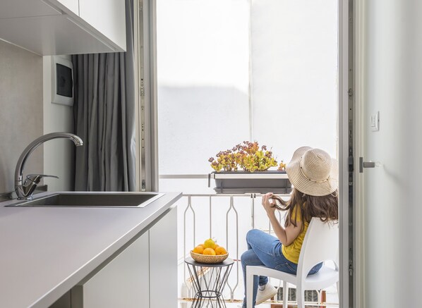 Fridge, stovetop, coffee/tea maker, electric kettle