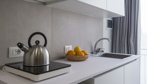 Fridge, stovetop, coffee/tea maker, electric kettle - ARTEMIDE HOUSE - Ortigia Wifi Deluxe Studio (Siracusa)