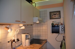 Kühlschrank, Mikrowelle, Herdplatte, Wasserkocher mit Kaffee-/Teezubehör