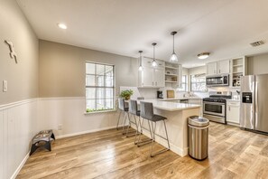 Fridge, microwave, oven, stovetop - Relaxing family-friendly home - firepit, playground & river access (Liberty Hill)