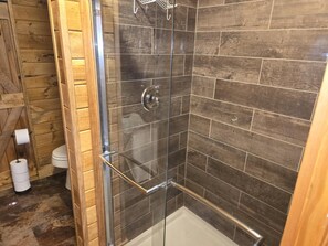Regadera, toallas, papel de baño