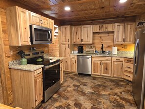 Fridge, microwave, oven, stovetop - Hocking Hills Log Cabin in the Woods facing Rock formation (Rockbridge)