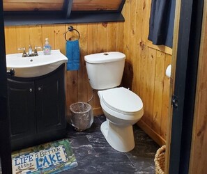 Combinazione doccia/vasca, asciugamani, sapone, carta igienica