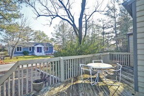Outdoor dining - Quaint Beach House Within Walking Distance to Bethany Beach! Pets Allowed, Trolley, Wifi! (Bethany Beach)