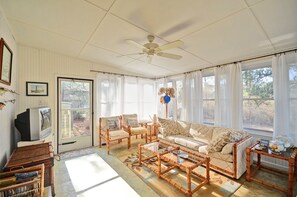 TV - Quaint Beach House Within Walking Distance to Bethany Beach! Pets Allowed, Trolley, Wifi! (Bethany Beach)