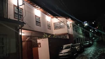 Fachada da propriedade à noite