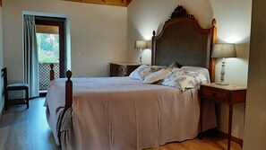 Escritorio, tabla de planchar con plancha, cuna de viaje y Internet