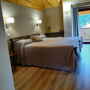 3 bedrooms, desk, travel cot, Internet