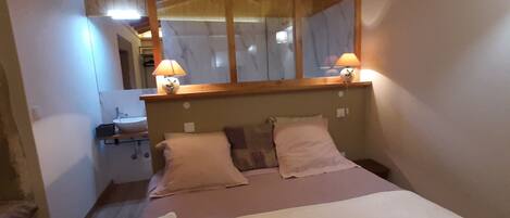 3 bedrooms, desk, travel cot, Internet