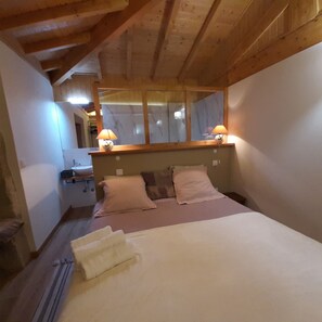 3 bedrooms, desk, travel cot, Internet