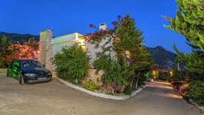 Exterior - Secluded Sea‑View Family Escape -Jacuzzi -Private Pool (Islamlar)