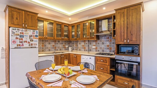 Coffee/tea maker, fridge, microwave, oven