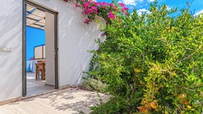 Terrace/patio - Secluded Sea‑View Family Escape -Jacuzzi -Private Pool (Islamlar)