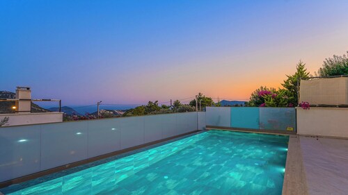 Secluded Sea‑View Family Escape -Jacuzzi -Private Pool