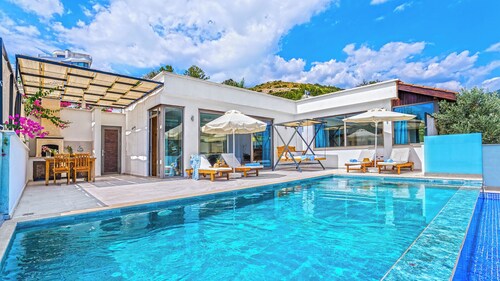Secluded Sea‑View Family Escape -Jacuzzi -Private Pool