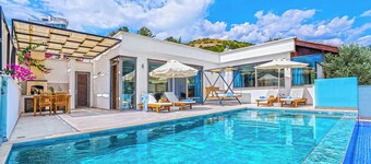 Secluded Sea‑View Family Escape -Jacuzzi -Private Pool