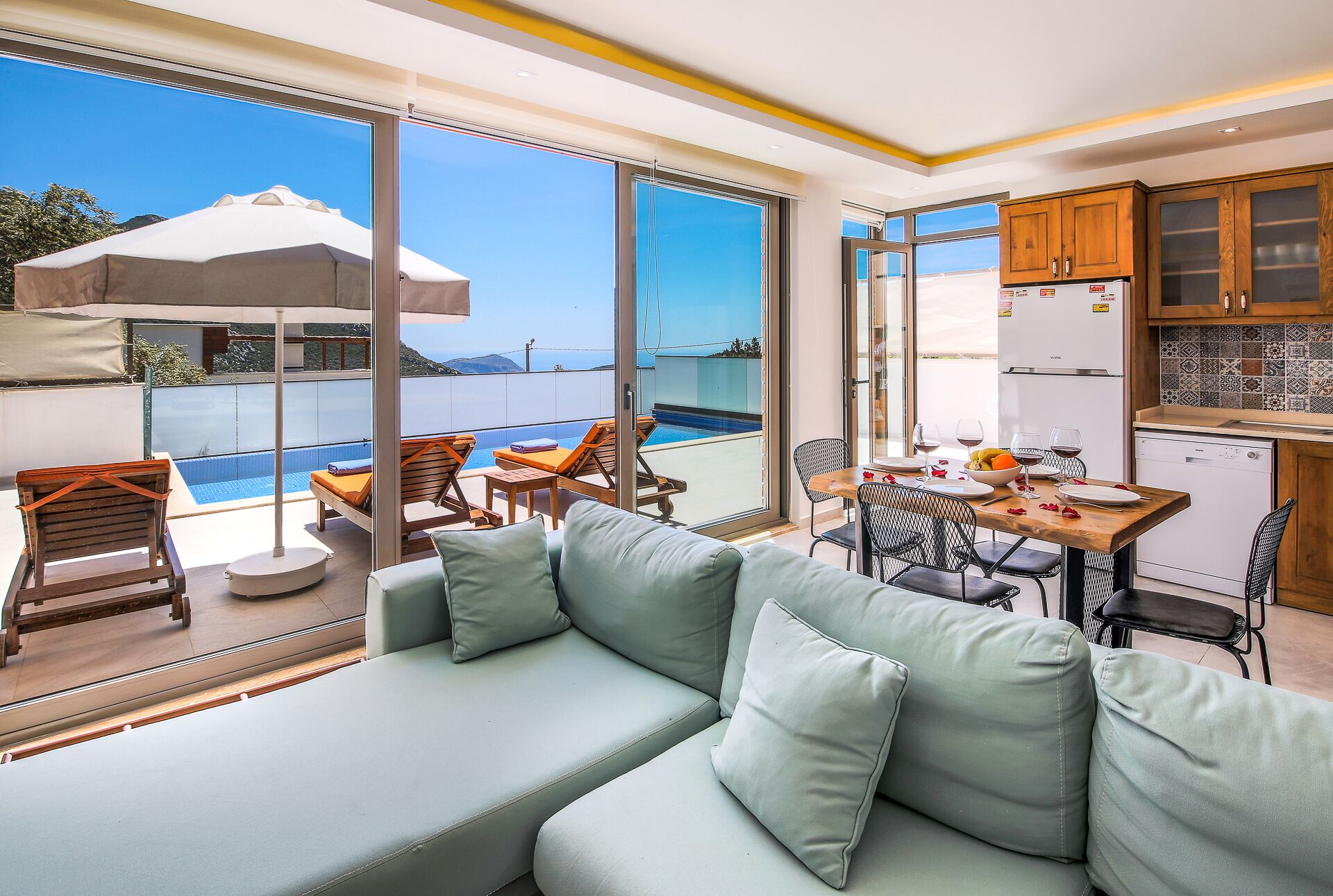 平面電視、壁爐、乒乓球設施