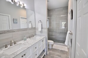 Shower, hair dryer, towels, soap - New luxury pool home, 2 min to beach, 360 water views, club available (North Captiva)