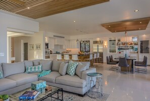 Een smart-tv, een open haard, een dvd-speler en een stereo