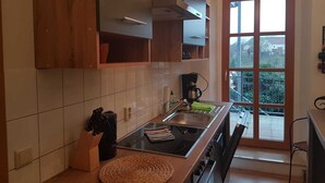 Une cuisine moderne équipée d’une cuisinière, d’un évier et de meubles de rangement en bois.