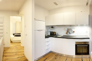 Four, plaque de cuisson, lave-vaisselle, cafetière/bouilloire