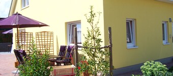 テラス付きのビーチ近くのアパート