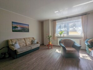 TV, ping pong, books, stereo