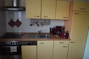 Geladeira, micro-ondas, fogão, cooktop