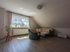 TV, table tennis, books, stereo - Apartment near the beach with terrace (Ostseebad Binz)