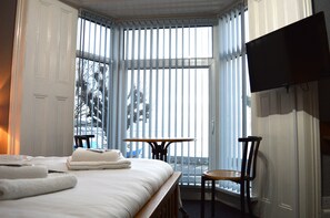 Habitación Deluxe con 2 camas individuales, vista al mar | Tabla de planchar con plancha, wifi gratis y ropa de cama 