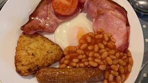 Desayuno completo gratuito y diario