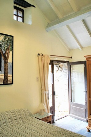 1 室のベッドルーム、アイロン / アイロン台