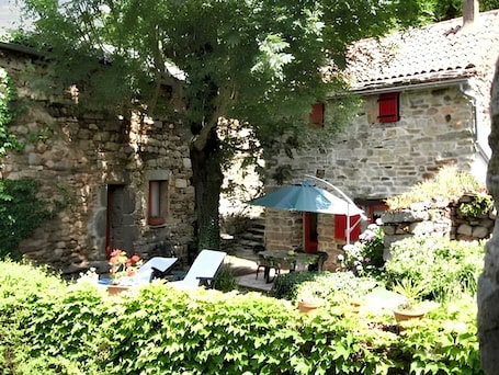 Property grounds. Homerez - House in Dompnac, mountain view