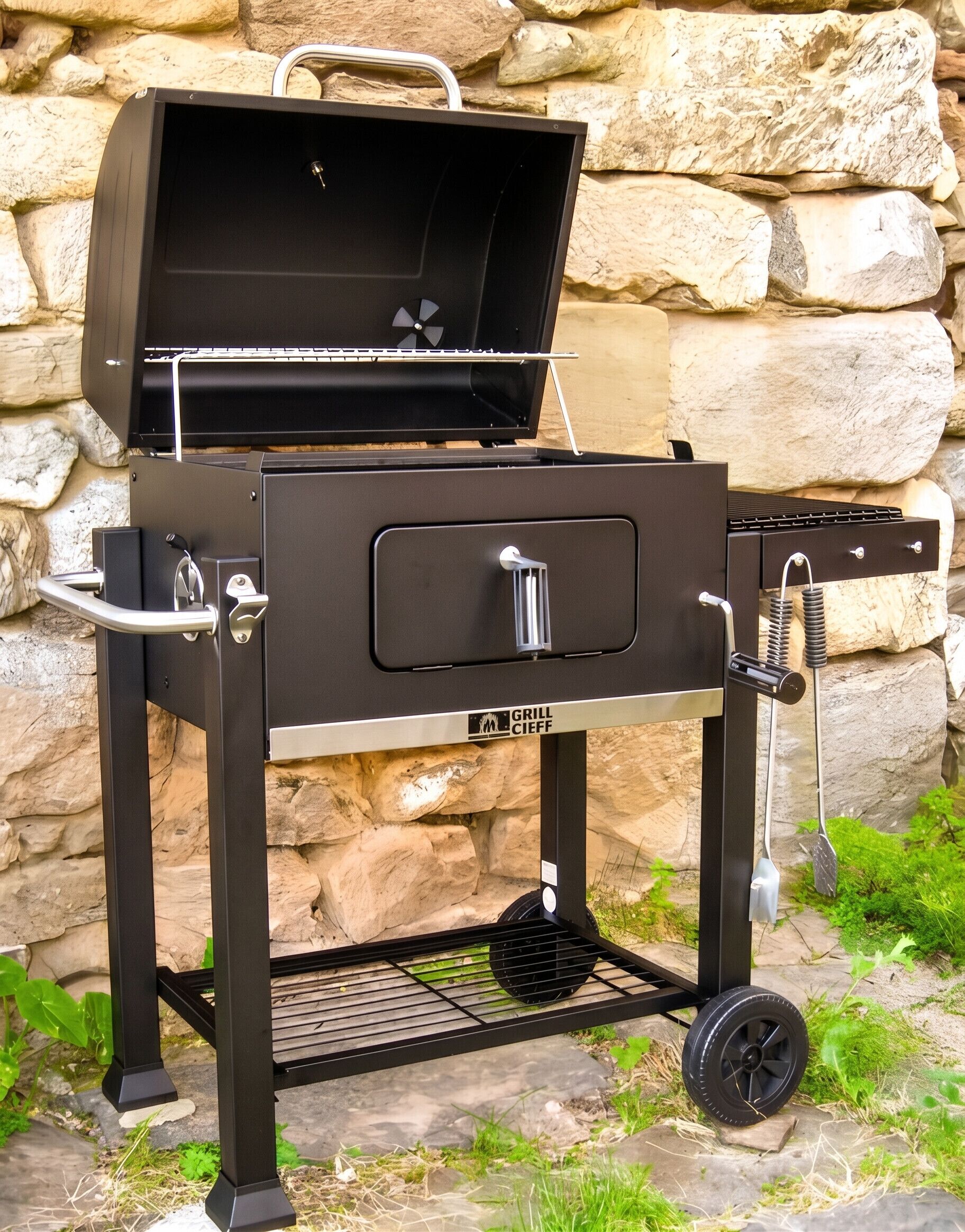 Un barbecue portatif doté de roulettes, d’un tiroir de rangement et d’un couvercle ventilé, placé contre un mur en pierre.