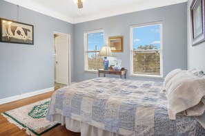 4 bedrooms, iron/ironing board, internet, bed sheets