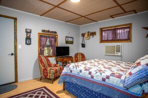 2 bedrooms, bed sheets - Clear River Cabin on Medina (Bandera)