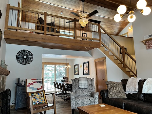 Cozy cabin near all the attractions in the Heart of the Hills! Pet friendly!