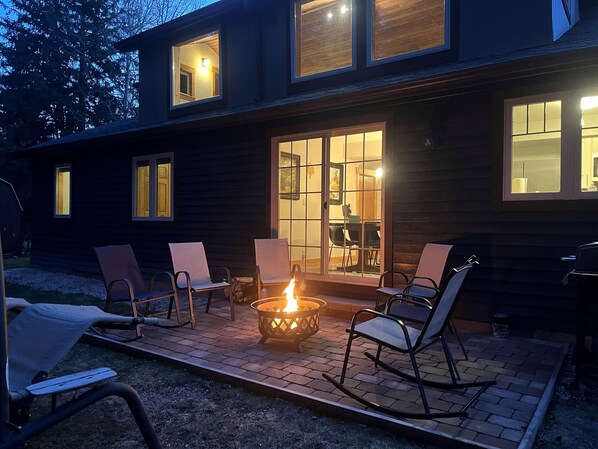 Terrace/patio - Cozy cabin near all the attractions in the Heart of the Hills! Pet friendly! (Custer)