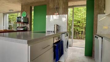 Een koelkast, een magnetron, een oven, een kookplaat