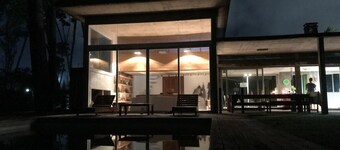 Beautiful architectural home, near everything