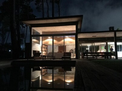 Beautiful architectural home, near everything