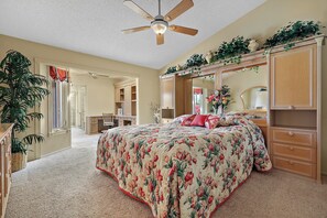 3 quartos, escrivaninha, ferros/tábuas de passar roupa